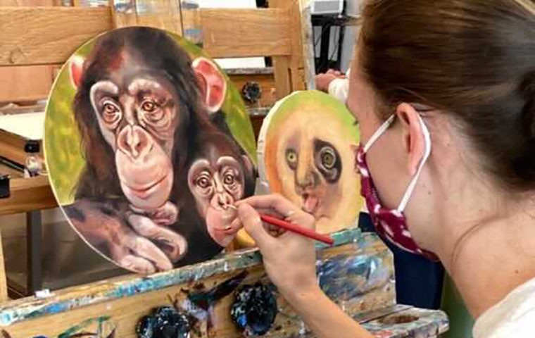 学生画家画两只猴子