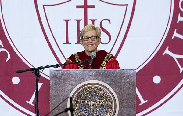 雷竞技最新app圣克拉拉大学庆祝Julie H. Sullivan的就职典礼，她是第一位女性和第一位非神职人员校长