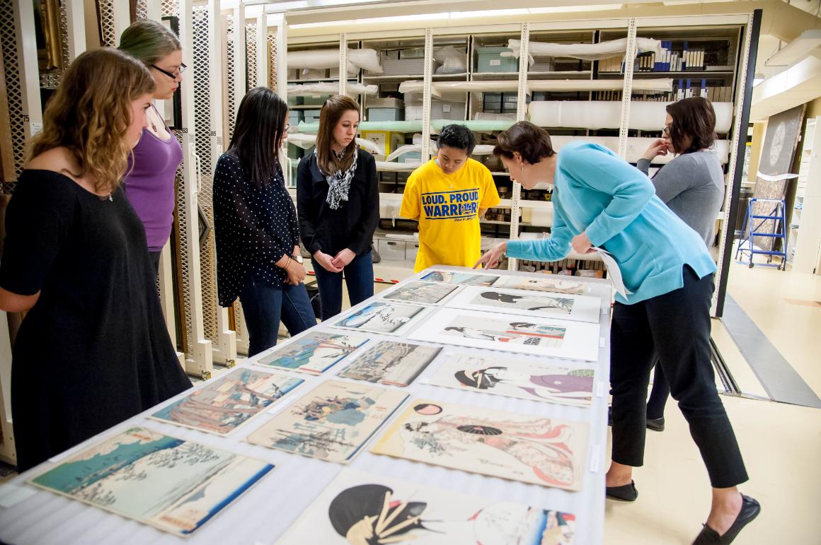 艺术史学生和Karen Fraser教授一起参观收藏品。