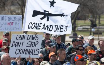 明尼苏达州议会持枪权利集会上的旗帜。