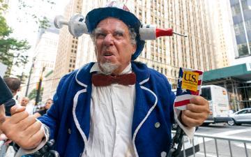 2021年8月25日，周三，在纽约，一名抗议者穿着山姆大叔的服装参加反对新冠肺炎疫苗接种规定的示威活动。(美联社图片/玛丽·阿尔塔弗)