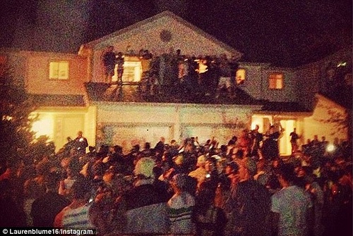 夜里一大群人聚集在一所房子外面