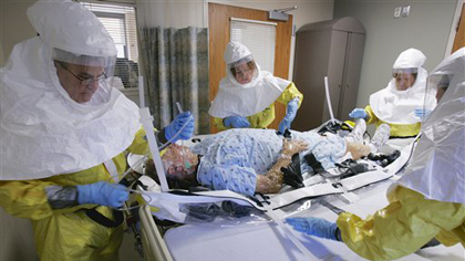 在这张2006年10月28日的资料照片中，内布拉斯加州奥马哈市内布拉斯加州医疗中心内布拉斯加州生物控制单元的演习中，一名模拟病人正在接受治疗。