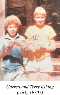 两个小男孩抱着一条鱼