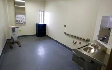 这张2013年美联社照片显示了加利福尼亚州斯托克顿加州惩教卫生保健设施住房单元的安全患者治疗室。