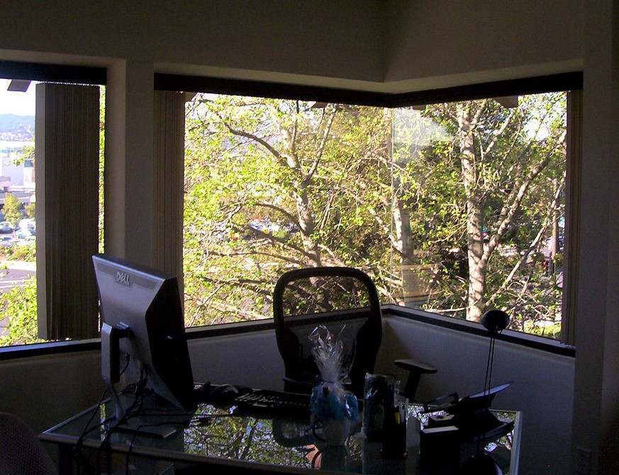 书桌，电脑在窗前