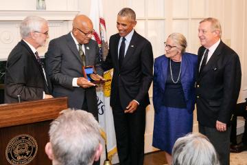 前总统奥巴马获得伊利诺伊大学政府与公共事务研究所颁发的保罗·道格拉斯政府道德奖。图片来源:L. Brian Stauffer。