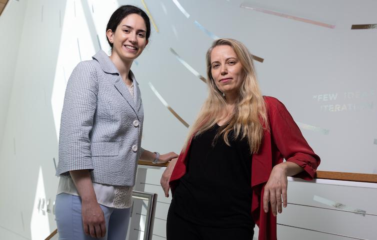 Juliana Shihadeh ' 19，硕士' 21，博士。24年，左，与导师玛雅·阿克曼，计算机科学与工程助理教授。Shihadeh领导了一项新的SCU研究的写作
