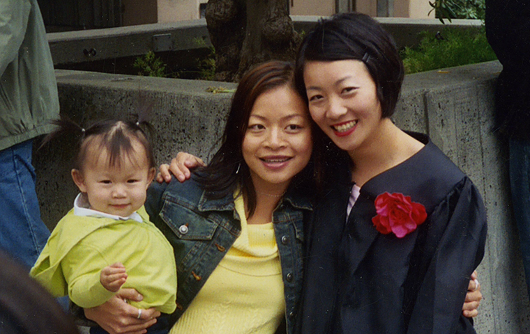 2003年，陈泰(Chan Thai)从加州大学伯克利分校毕业，她与姐姐和侄女合影留念。图片由泰国提供。