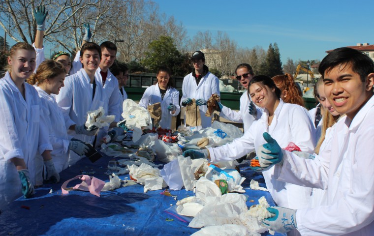 可持续发展专业的学生进行废物特性研究