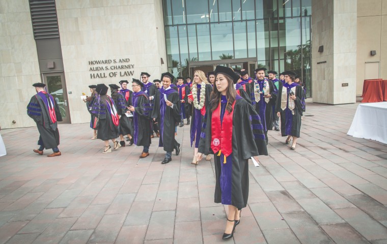 法学院毕业生穿着长袍站在查尼大厅入口的露台上