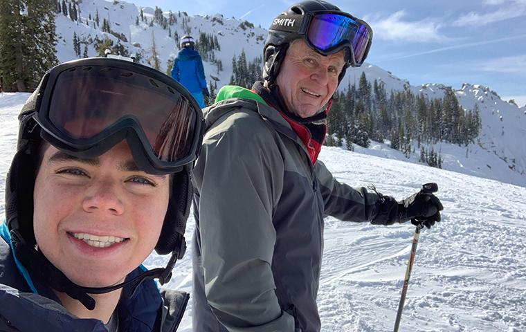 Max Campos和他的祖父在山顶上滑雪