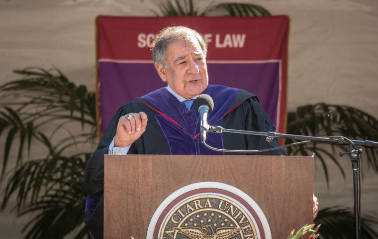 帕内塔在2017 SCU法律毕业典礼上的图片链接到故事