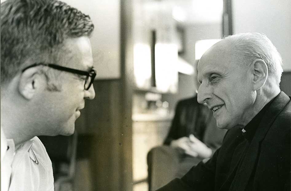 弗朗西斯·g·帕克牧师，s.j.，与佩德罗·阿鲁普牧师(右)在1971年5月访问学校期间。
