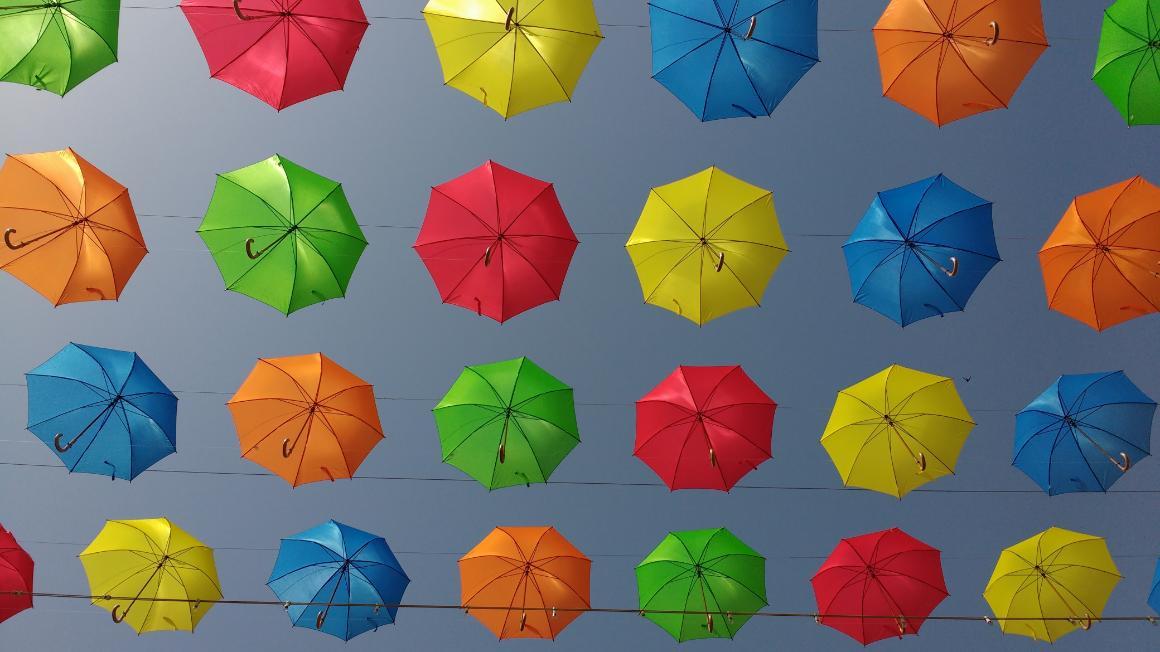 一套不同颜色的雨伞