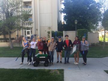 一群学生带着马车和水果采摘者在斯威格大厅前