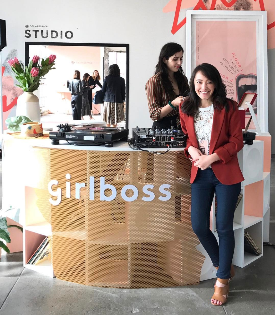 在今年洛杉矶的Girlboss大会上，与其他女性企业家分享了InHerShoes的使命。