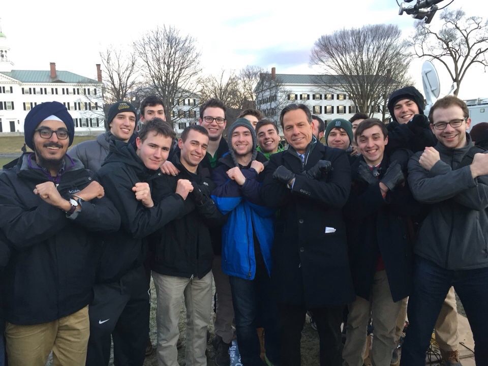 达特茅斯校友，CNN的Jake Tapper '91，在总统初选期间拜访他的大学老兄弟会，Alpha Chi(我儿子扎克穿着蓝色夹克在中间)