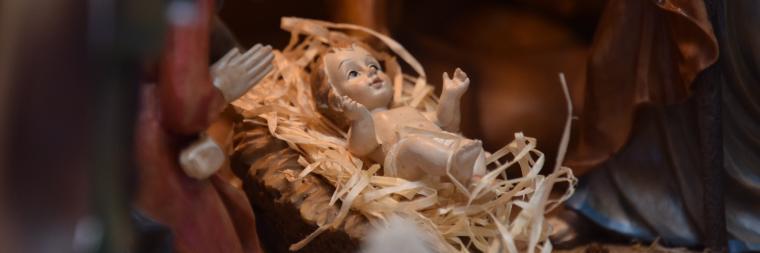 近距离的婴儿耶稣在一个小诞生马槽