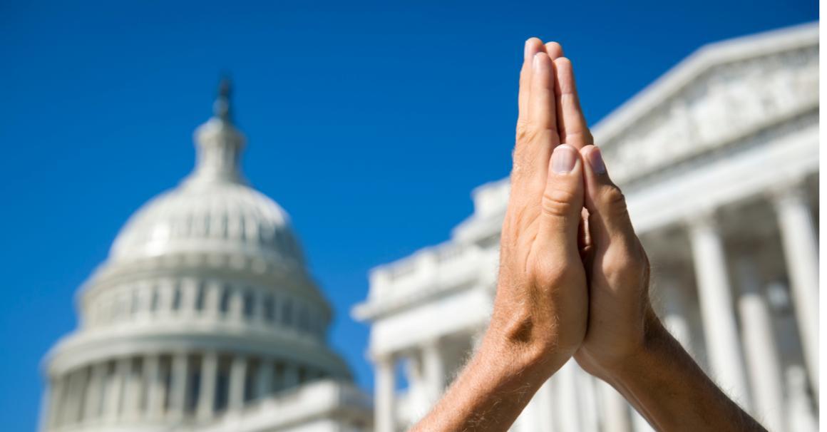 在美国国会大厦前举手祈祷的照片