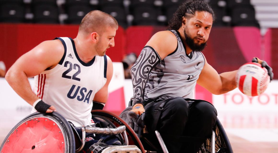 美国男子轮椅橄榄球在2021年8月25日的第一场残奥会比赛中击败了新西兰。