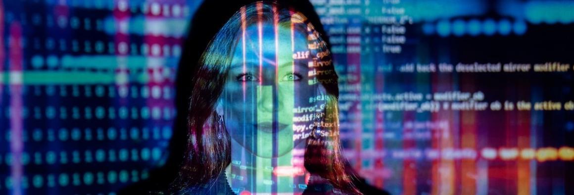 一个女人的脸的照片强调光投影的彩色软件编码。