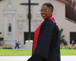 身着SCU毕业典礼长袍的黑人女性。