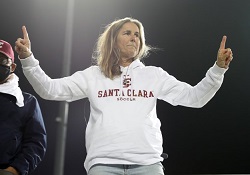穿着圣克拉拉大学运动衫的女子雷竞技最新app。